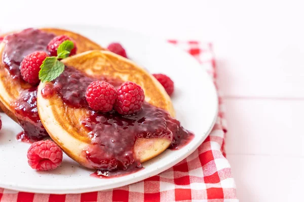 Crêpe Soufflée Aux Framboises Fraîches Sauce Aux Framboises — Photo