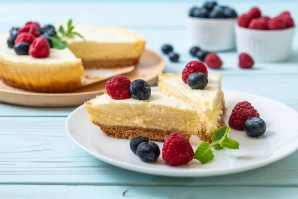 Tarta Queso Casera Con Frambuesas Frescas Arándanos —  Fotos de Stock