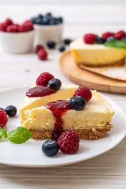Ev yapımı cheesecake taze ahududu ve yaban mersini ile