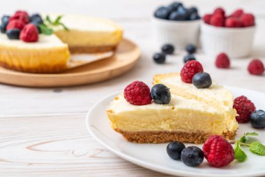 Ev yapımı cheesecake taze ahududu ve yaban mersini ile