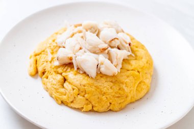 omlet Yengeç eti ve chili sos ile