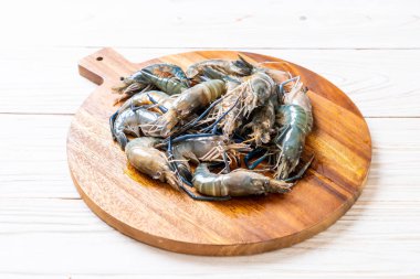 kesme tahtası üzerinde taze mavi karides