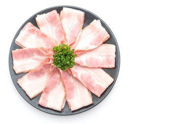 Dilimlenmiş domuz pastırması beyaz arka planda izole edilmiş.