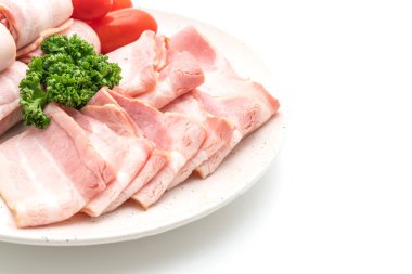 Dilimlenmiş domuz pastırması beyaz arka planda izole edilmiş.