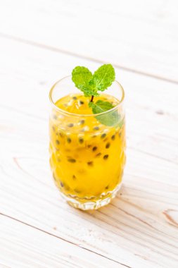 taze ve buzlu meyve suyu - sağlıklı içecek