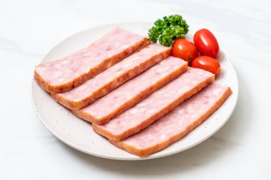 dilimlenmiş taze çiğ pastırma Barbekü