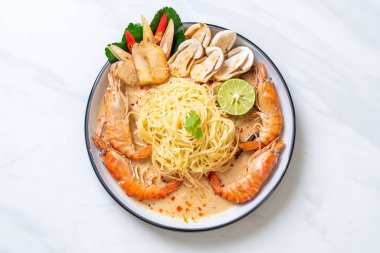 Baharatlı karides spagetti makarna (Tom Yum Goong) - İtalyan Füzyon gıda tarzı