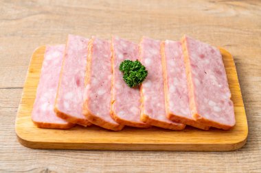 dilimlenmiş taze çiğ pastırma Barbekü