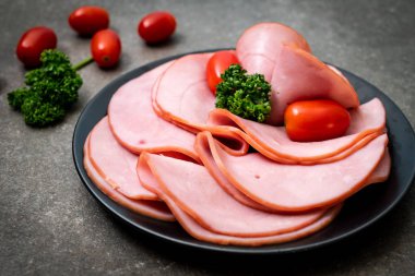 tabağa dilimlenmiş jambon füme