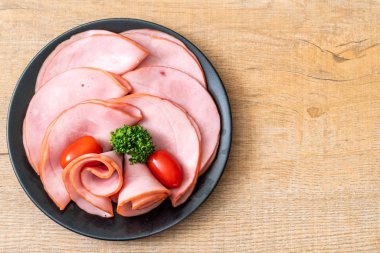 tabağa dilimlenmiş jambon füme