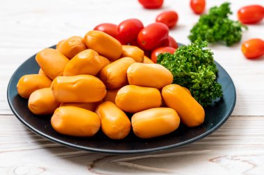 domuz eti kokteyl sosisi plaka üzerinde