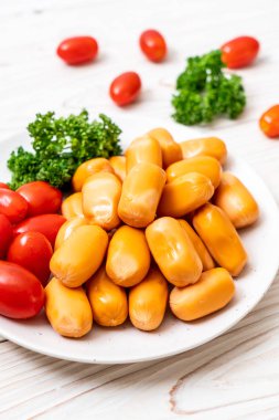 domuz eti kokteyl sosisi plaka üzerinde