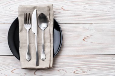 boş tabak kaşık çatal ve bıçak masada