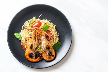 ızgara karides ve domates - İtalyan Füzyon gıda tarzı ile tavada kızartılmış spagetti