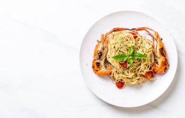 ızgara karides ve domates - İtalyan Füzyon gıda tarzı ile tavada kızartılmış spagetti