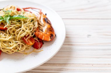 ızgara karides ve domates - İtalyan Füzyon gıda tarzı ile tavada kızartılmış spagetti