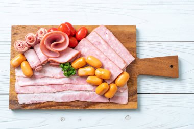 pastırma, sosis, jambon füme ve barbekü pastırma ahşap tahta üzerinde