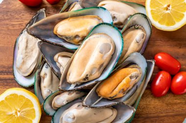 malzemelerle ahşap tahta üzerinde taze midye