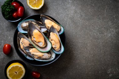 üzerinde siyah kase taze midye