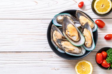 üzerinde siyah kase taze midye