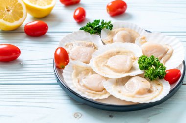 Ahşap tahta üzerinde taze kabuk tarak