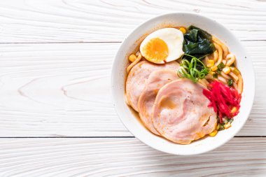 Baharatlı miso udon ramen noodle ile domuz eti - Japon gıda tarzı