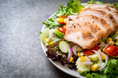 Tavuk göğsü - sağlıklı gıda tarzı ile sağlıklı salata kasesi