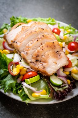 Tavuk göğsü - sağlıklı gıda tarzı ile sağlıklı salata kasesi