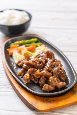 sıcak plaka - Asya tarzı domuz biftek dilimlenmiş