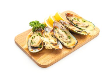 Beyaz arka plan üzerinde izole peynir pişmiş taze midye