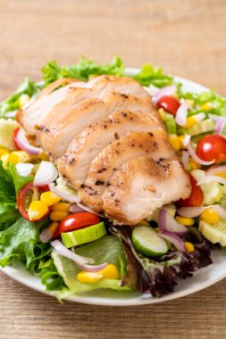 Tavuk göğsü - sağlıklı gıda tarzı ile sağlıklı salata kasesi