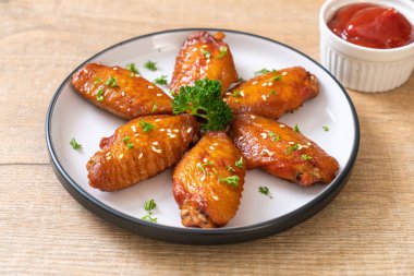 Beyaz susamlı ızgara tavuk kanadı.