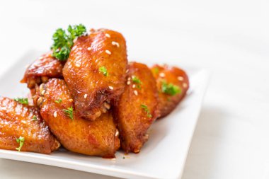 Beyaz susamlı ızgara tavuk kanadı.