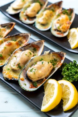 Peynirli taze midye.