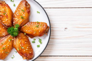 Beyaz susamlı ızgara tavuk kanadı.