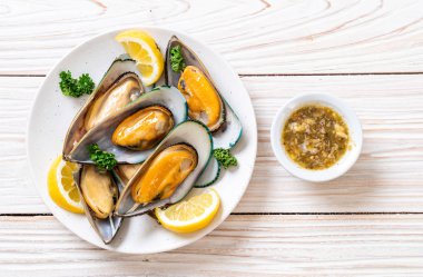 deniz ürünleri midye maydanoz ve limon ile