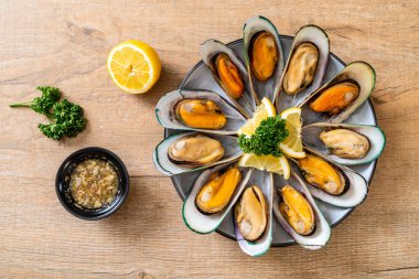 deniz ürünleri midye maydanoz ve limon ile