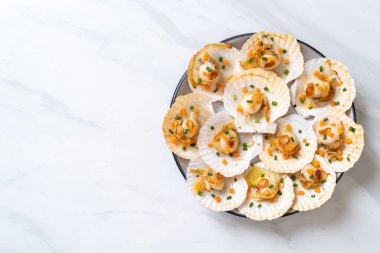 Kızarmış deniz tarağı, tereyağı ve sarımsak.