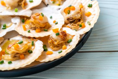 Kızarmış deniz tarağı, tereyağı ve sarımsak.