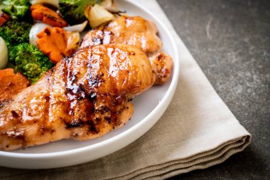 çukurunu tavuk göğsü biftek sebze (brokoli, havuç, soğan ile)