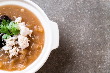 Yengeç kase kırmızı et suyu çorbası kızarmış balık Maw