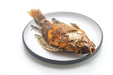 derin kızarmış balık beyaz arka plan üzerinde izole spicy seafood sos ile