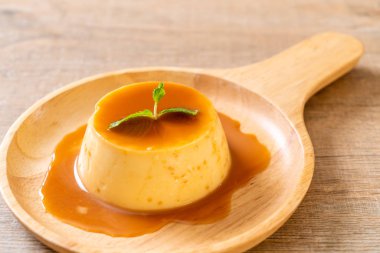 Naneli ev yapımı karamel kremalı puding.