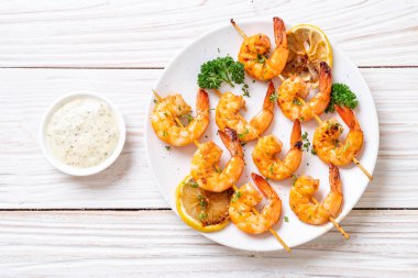 Limon - deniz ürünleri tarzı ile ızgara kaplan karides şiş