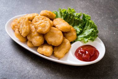 Soslu tavuk nugget, sağlıksız yemek.