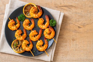 Limon - deniz ürünleri tarzı ile ızgara kaplan karides şiş