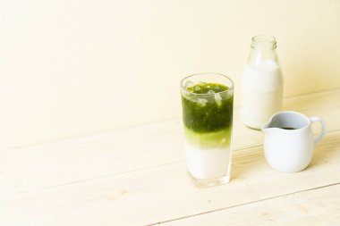 Buzlu kibrit yeşil sütlü latte.