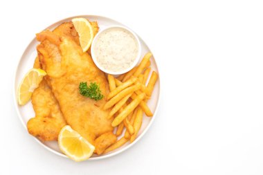 Balık ve cips beyaz arka plan üzerinde izole patates kızartması ile