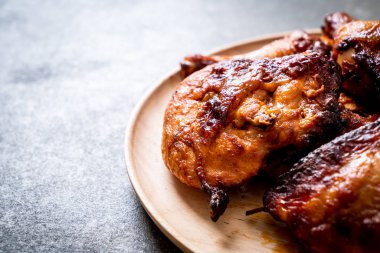 Masada ızgara ve ızgara tavuk.