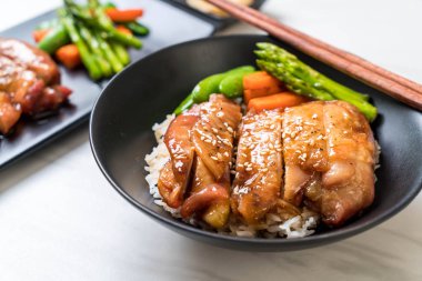 Teriyaki tavuk pilav kasesi - Asya gıda tarzı